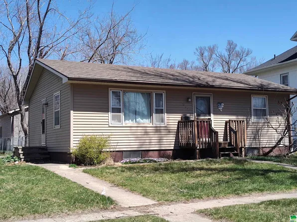 218 E Michigan Ave, George, IA 51237