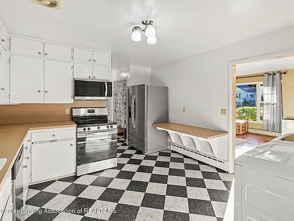 4th image of 204 N Traver St