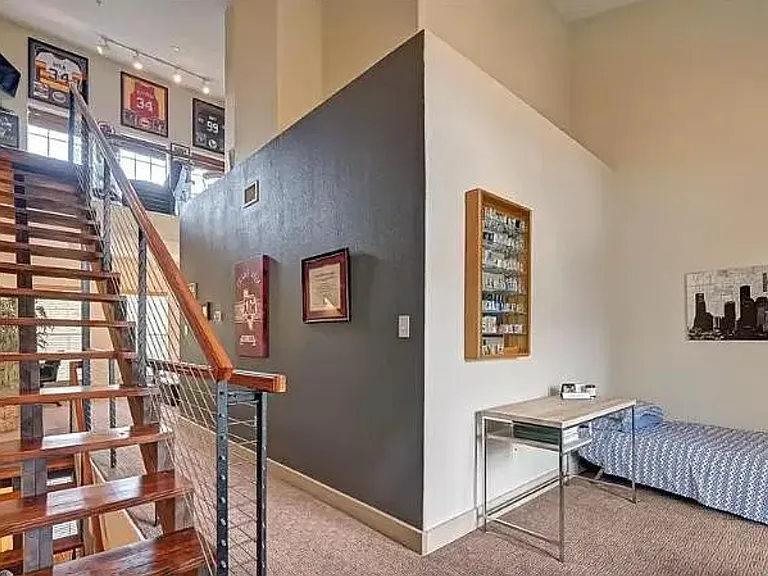 1618 Elgin St #10 — Photo 9