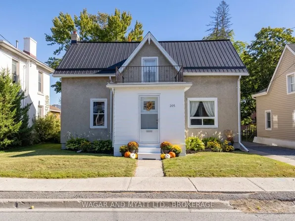 205 Centre St N, Greater Napanee, ON K7R 1N7