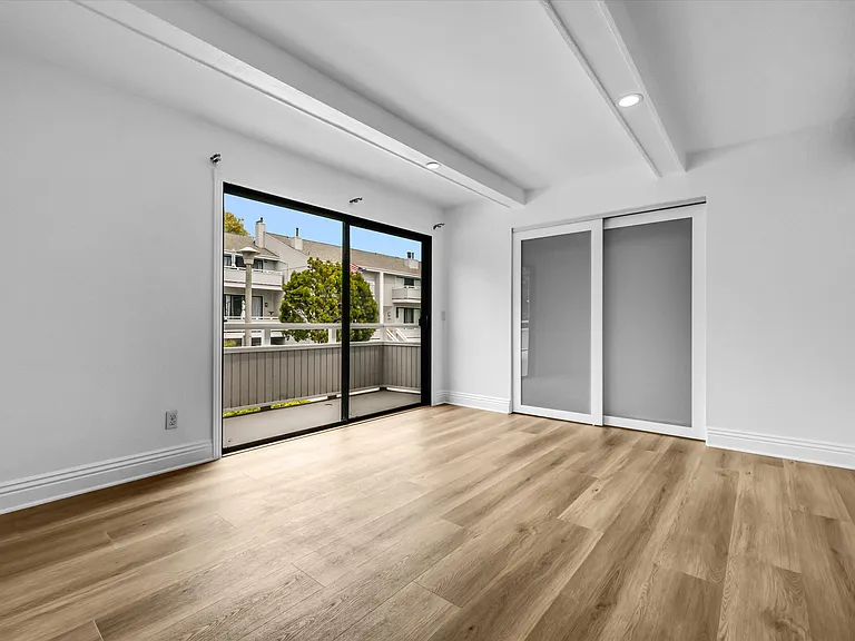305 Columbia St — Photo 9