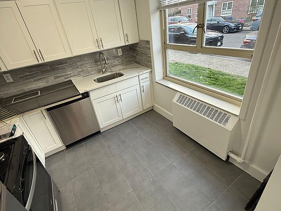 3rd image of 69-05 186th Ln