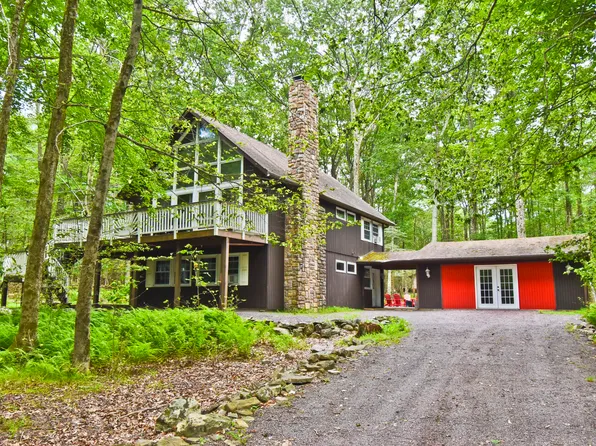 1046 Maple Dr, Pocono Lake, PA 18347