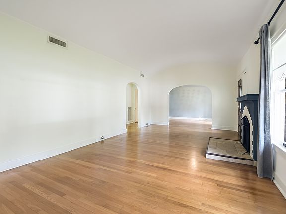 5th image of 134 E Lullwood Ave
