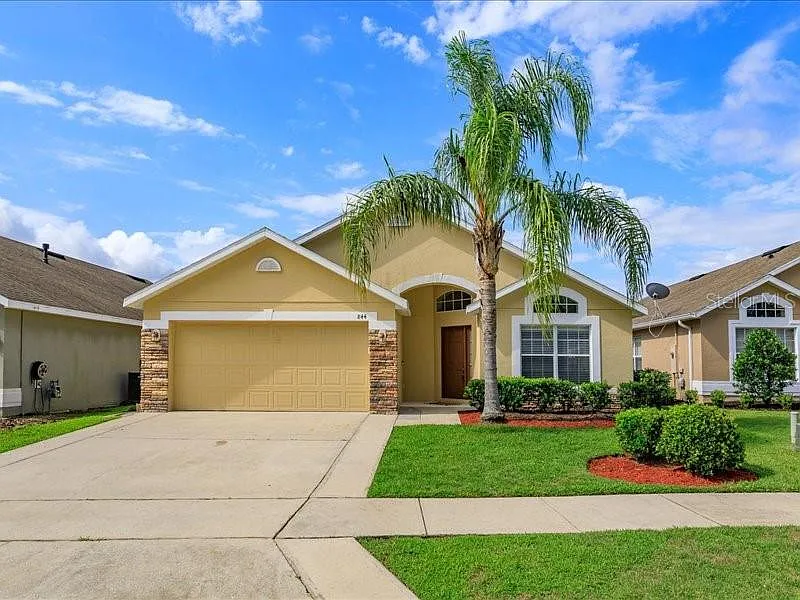 3 bed, 2.0 bath, 1875 sqft, $2,390 — Photo 2