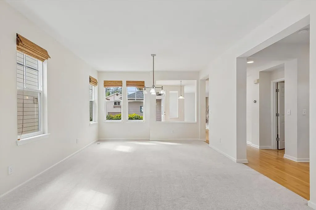 Redmond Ridge Freshly Updated 3 Bedroom Home - 3 bedrooms — Photo 4
