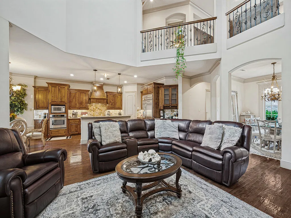 4 bed, 3861 sqft, $5,200 — Photo 4