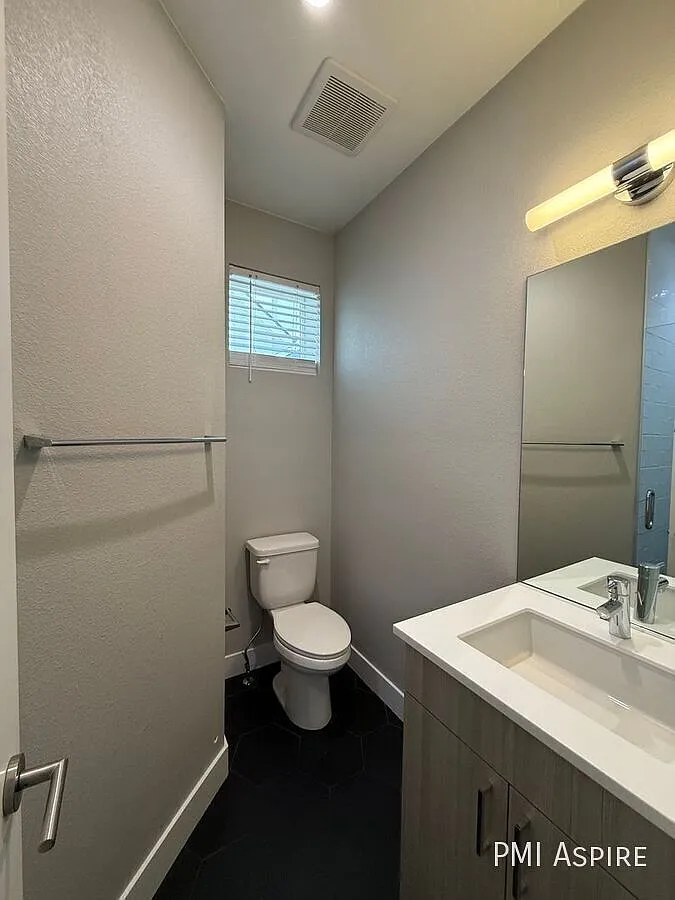 Beautiful 2 bedroom, 2.5 bath Modern Townhome w/1 car garage and extra storage space near Sloan's... — Photo 4