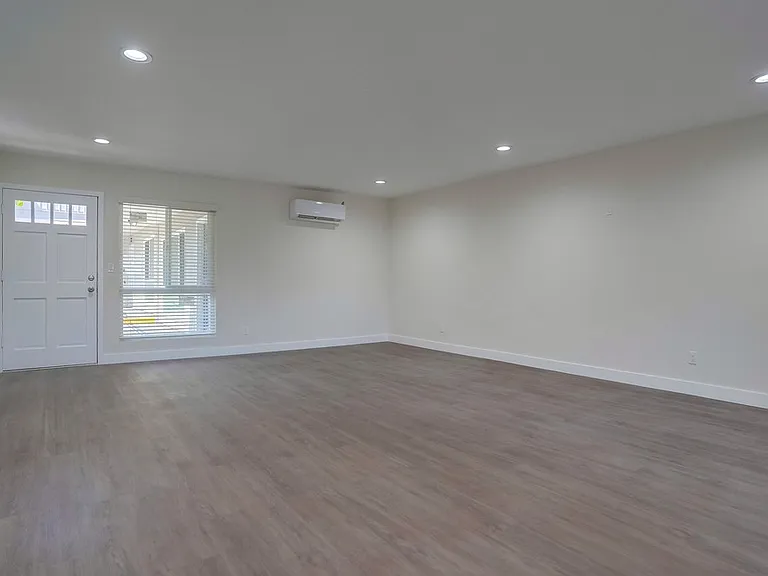 2330 S Corning St — Photo 25