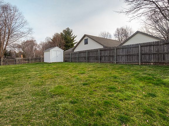 3rd image of 825 SE Plumwood Ln