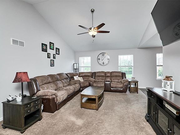 4th image of 432 Cass Dr