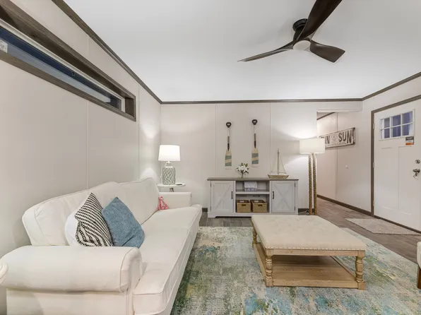 2476 Glenwood Dr, Grand Forks, ND 58201