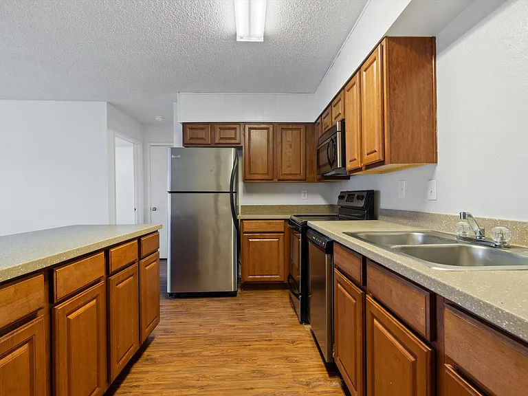 Langtry Apartments — Photo 19