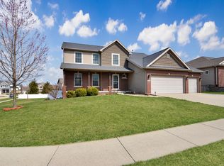 5002 Londonderry Rd, Bloomington, IL 61705