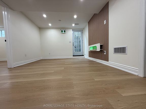 3rd image of 4 Waterside Dr