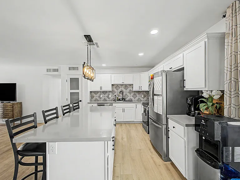 1010 W 13th St — Photo 5