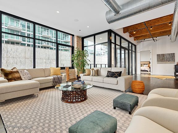 4th image of 676 N Kingsbury St #304