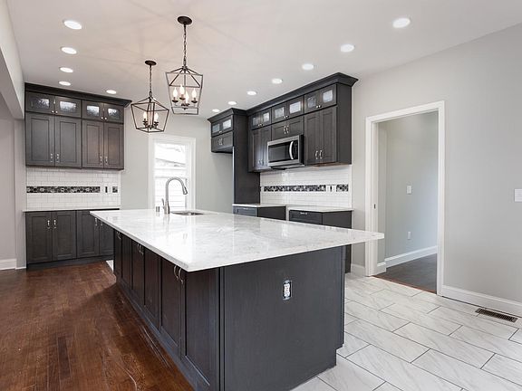 3rd image of 307 Rosemont Gdn