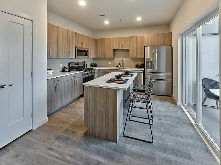 Experience the elegance of this contemporary kitchen with its stylish finishes and functional design.