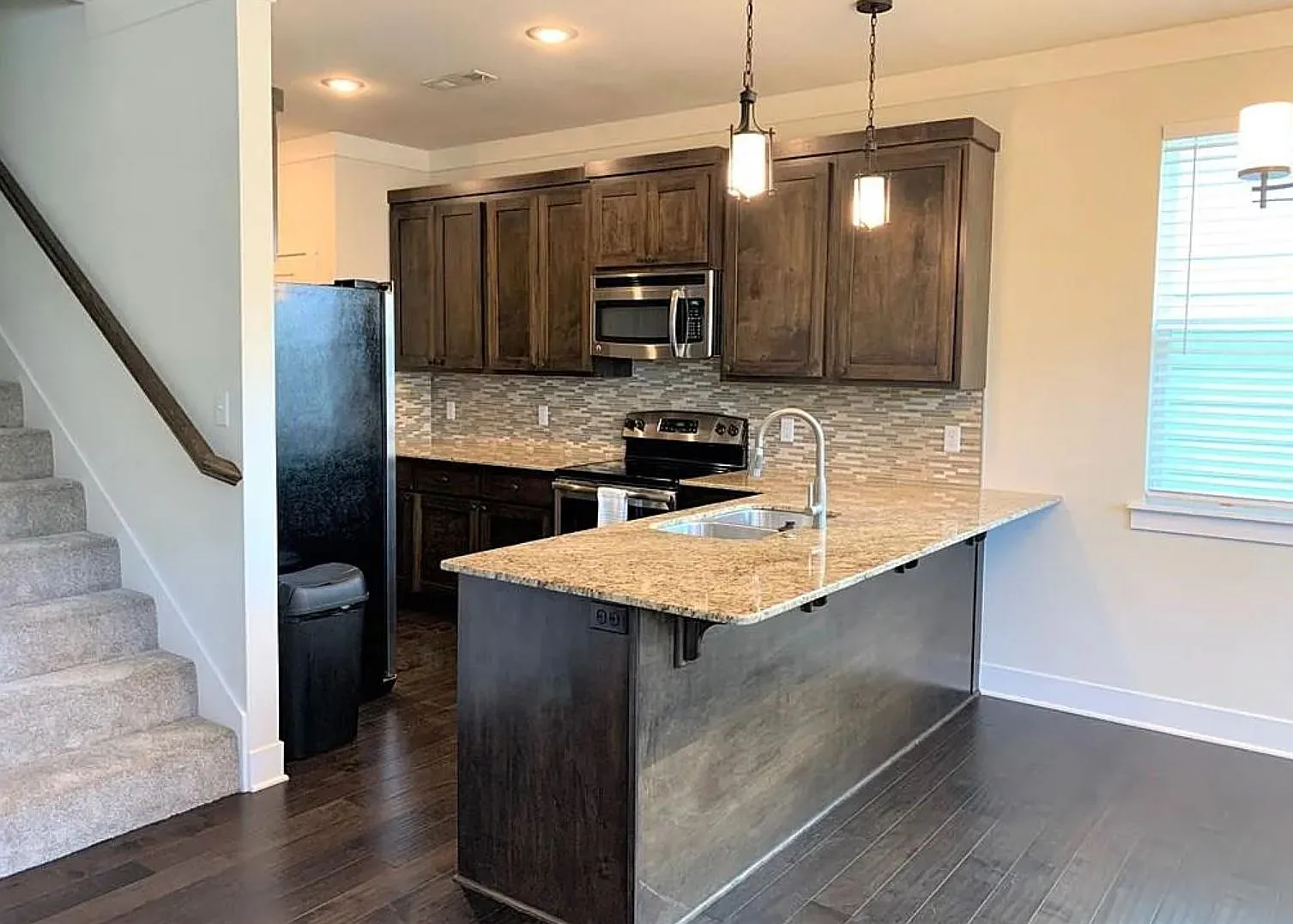 3 bed, 2.5 bath, 1750 sqft, $1,800 — Photo 3