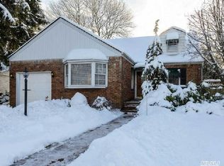 65 Woodbury Way, Syosset, NY 11791