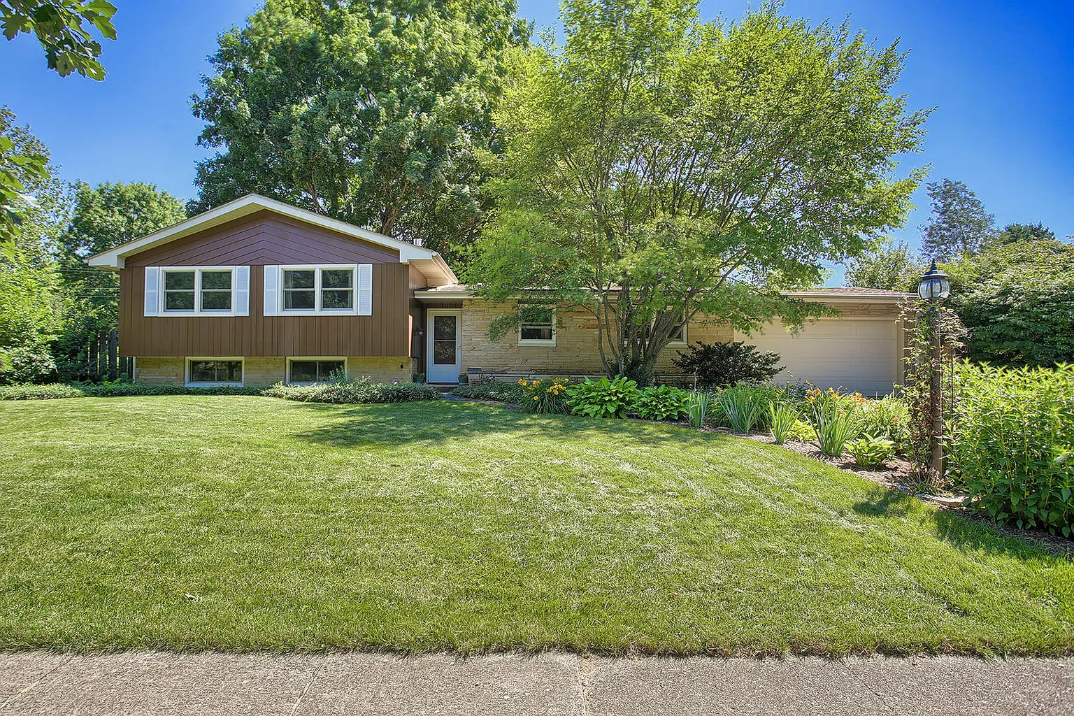 1004 Lincolnshire Dr photo 1