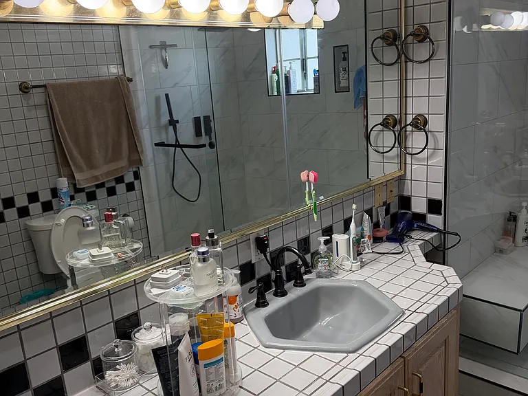 Main restroom - upstairs