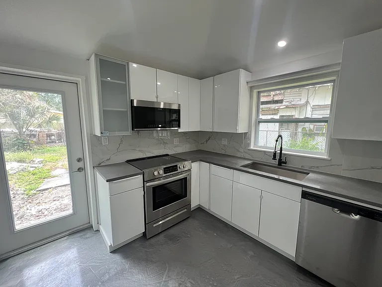 2403 E 10th Ave — Photo 4