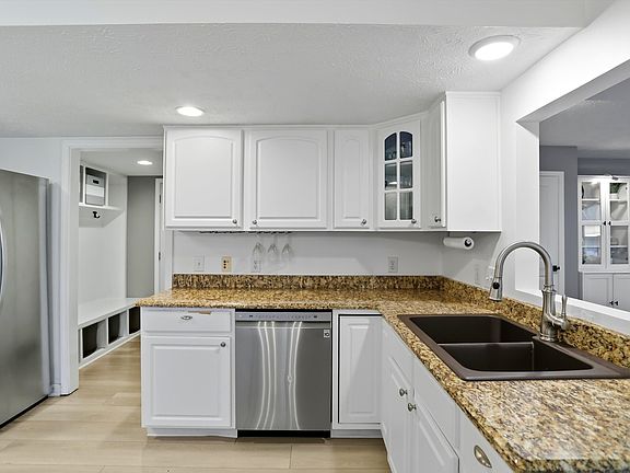 4th image of 15564 Bethesda Cir
