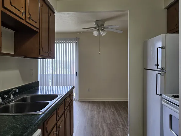 22121 River Oaks Dr #E9, Rocky River, OH 44116