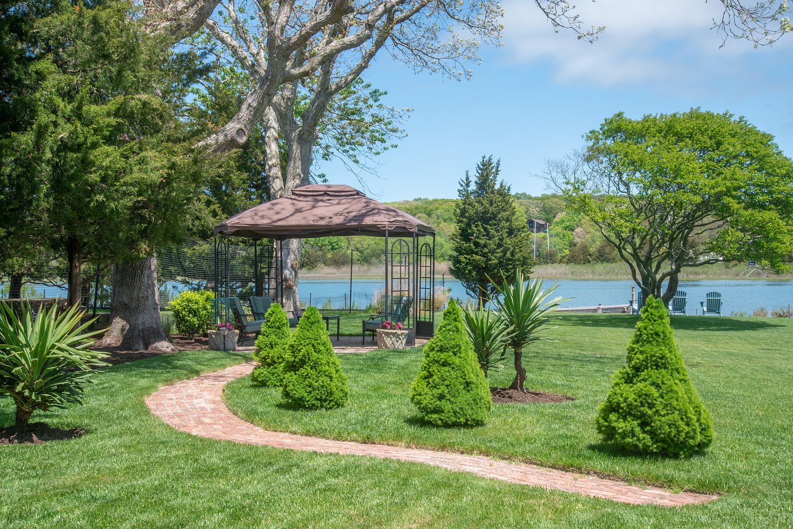 Path to the Gazebo