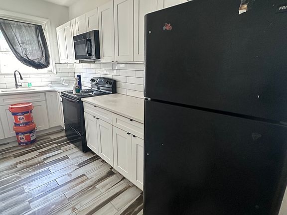 2nd image of 1365 Dickens St