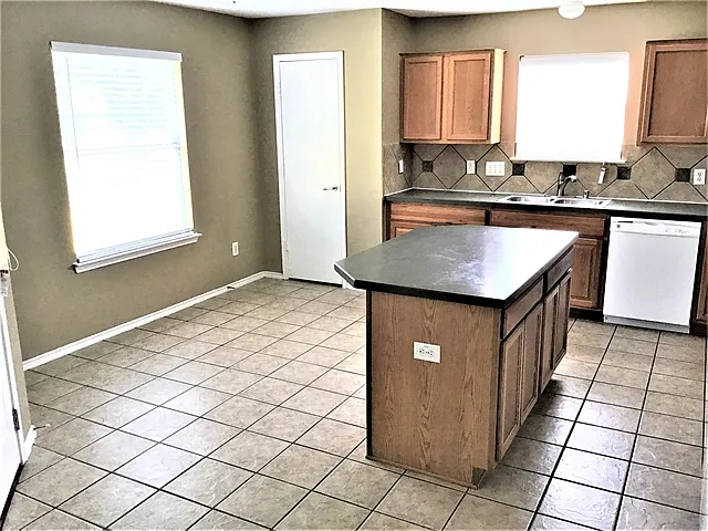 3 bed, 2.0 bath, 1995 sqft, $2,175 — Photo 4
