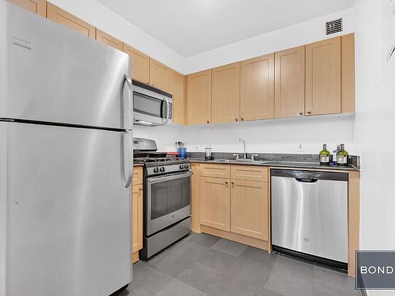 4th image of 308 E 38th St APT 5-F