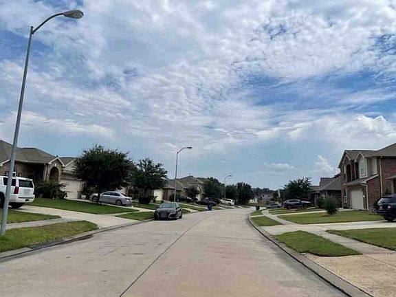Exterior Neighborhood (street photo)