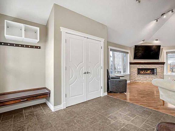 5th image of 105 E Lang Pl