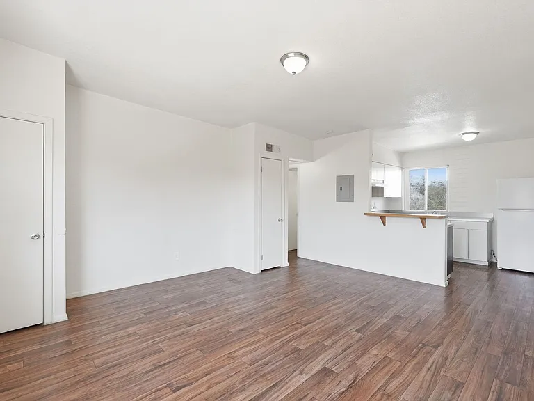 Alvernon811-835 — Photo 22