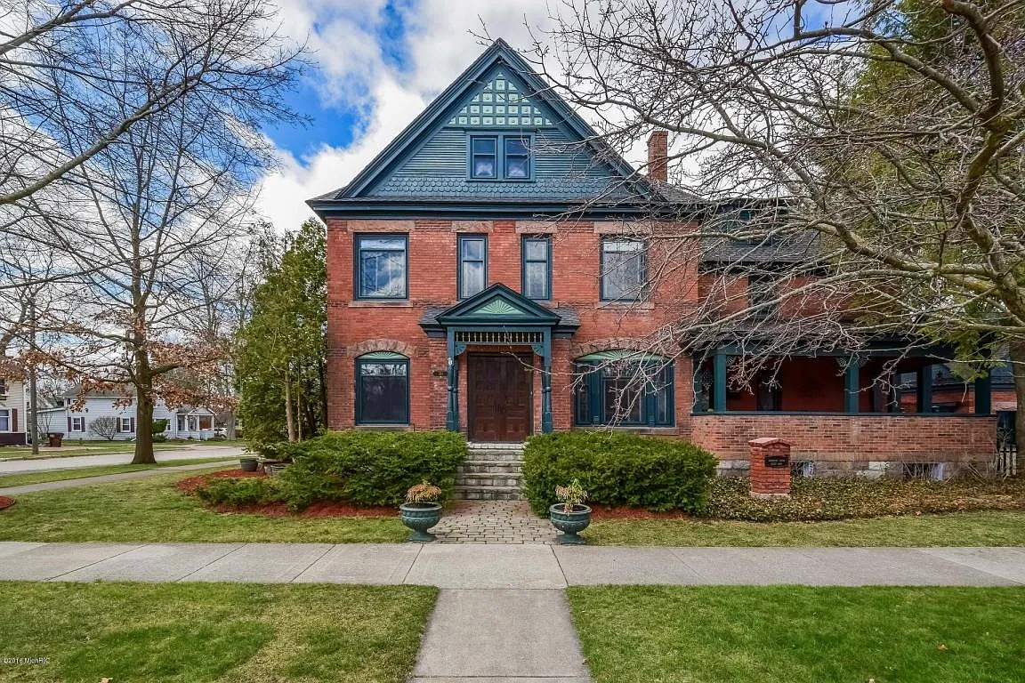 321 Pleasant St photo 1