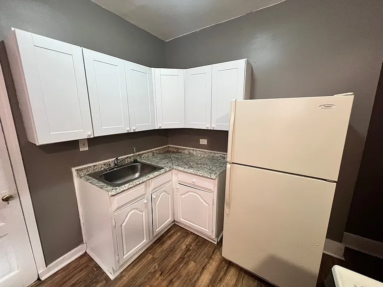 1119 E State St — Photo 9