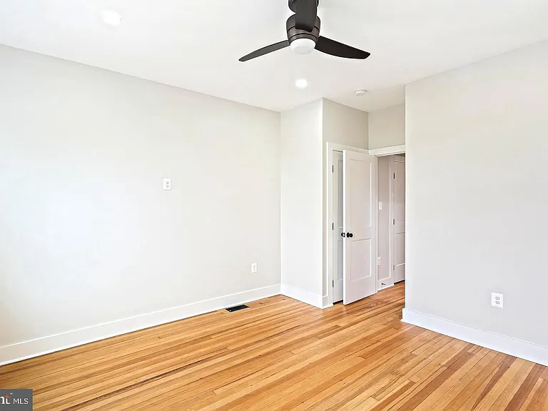1327 W 42nd St — Photo 29