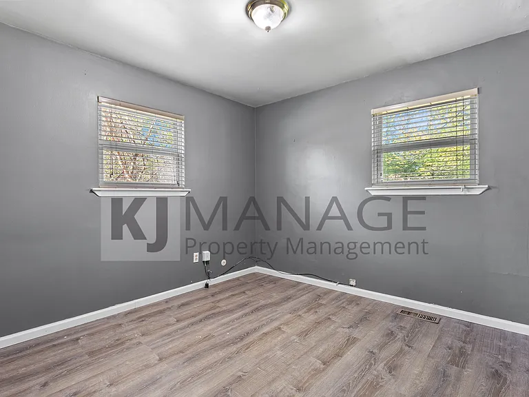 28203 Sutherland St — Photo 16