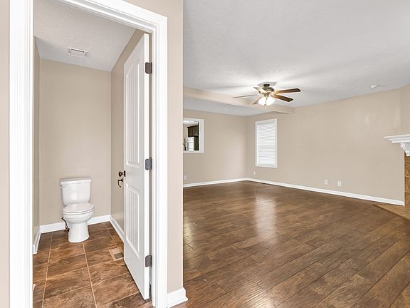 3rd image of 549 Falkland Cir