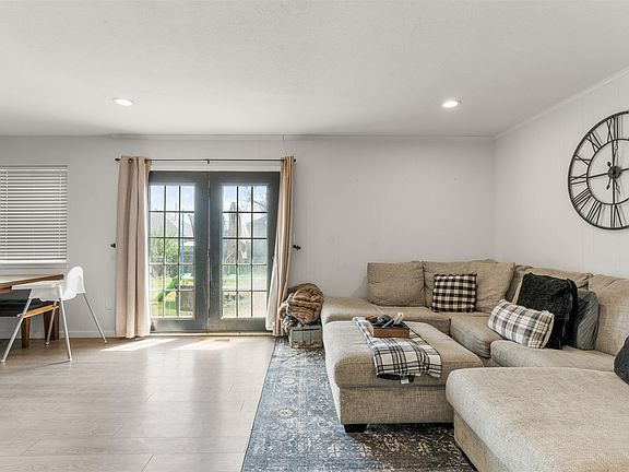 5th image of 4819 S Spruce Dr