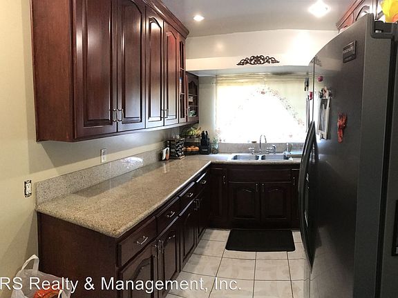 4th image of 709 W 52nd St