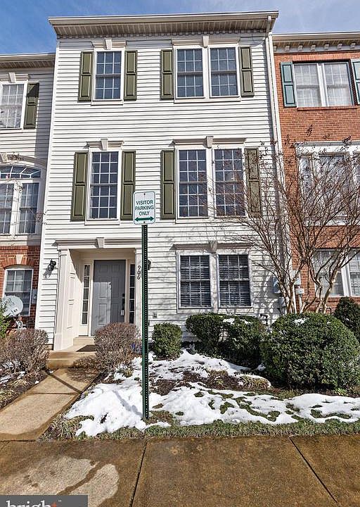 Welcome home to 906 Harrison Circle !