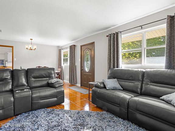 4th image of 2315 Meadowbrook St