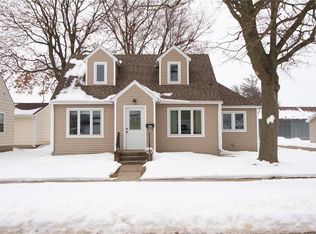 808 W 1st St, Pella, IA 50219