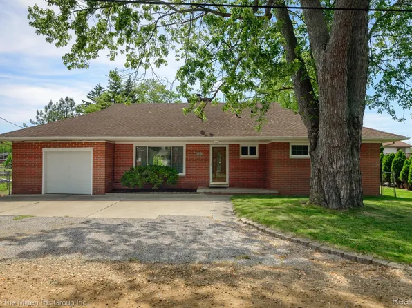 35382 Eldon Dr, Brownstown, MI 48173