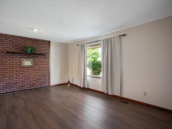 4th image of 3912 Greenmont Dr
