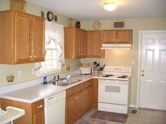 Kitchen w/ S/S fridge